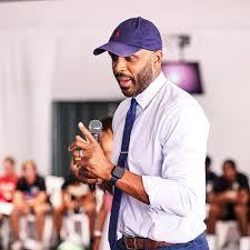 Omari Pearson speaking to a room of students